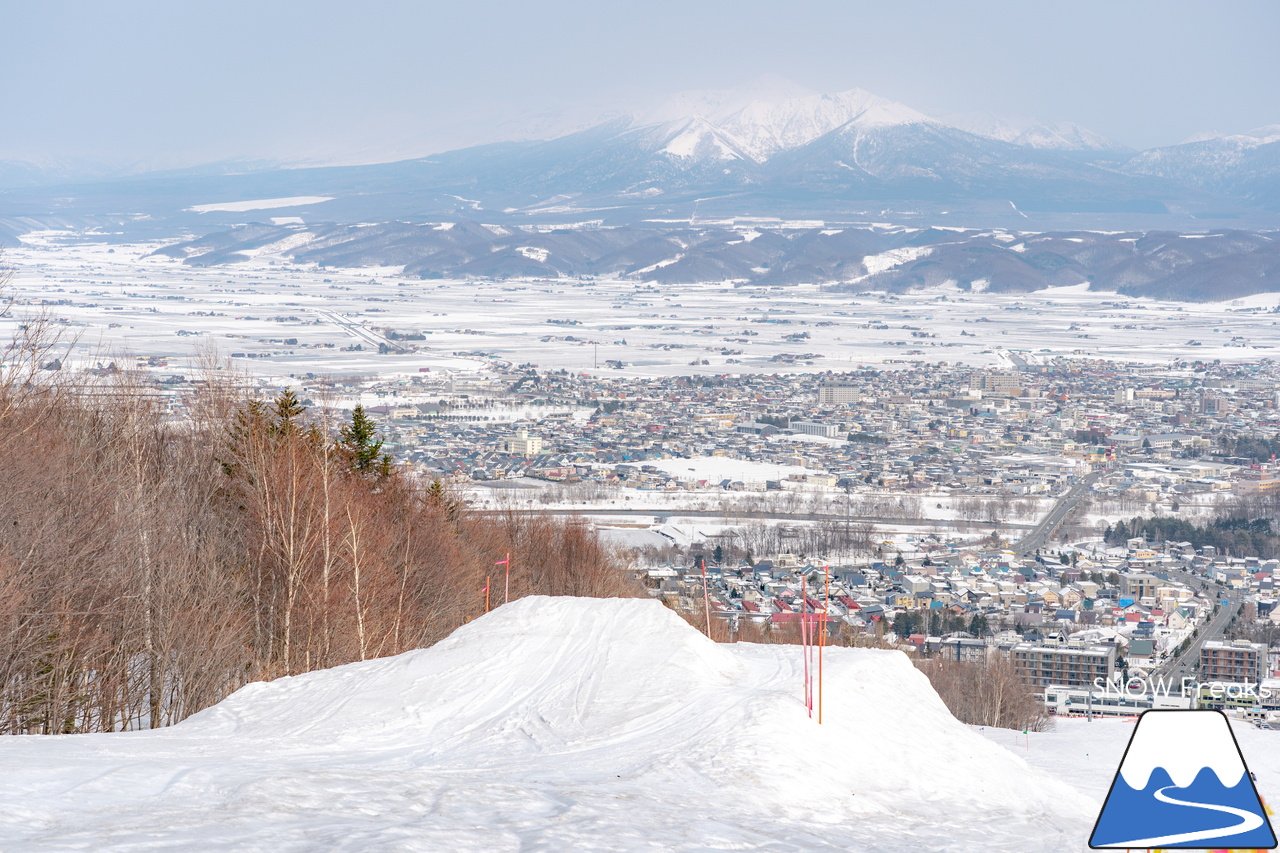 富良野スキー場｜2022-2023シーズンの『北の峰ゾーン』の営業は、3月21日（火・祝）まで。心ゆくまでロング滑走を楽しみましょう♪